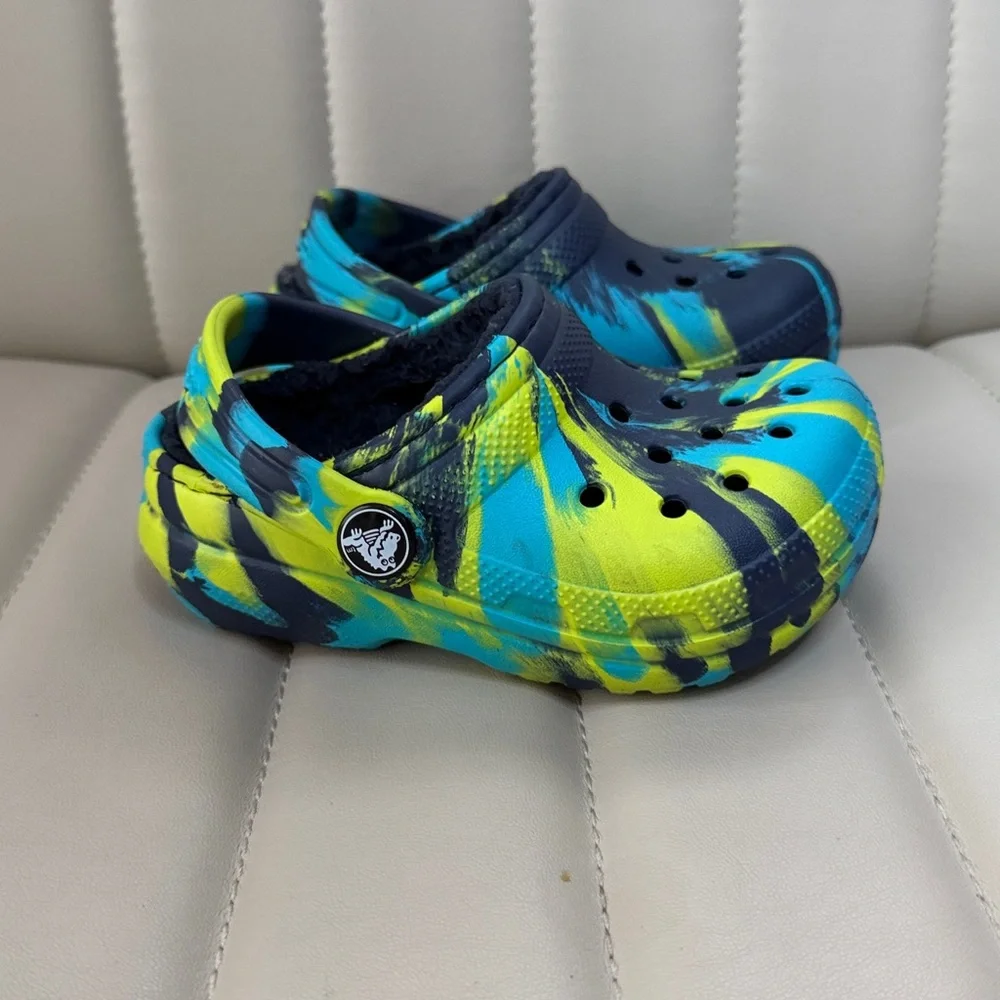 Kids Crocs Tie Dye Fussy Inside Colorful Clogs size 6c